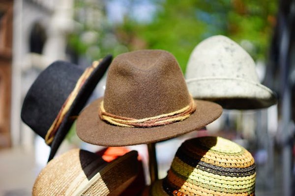 Quels types de chapeaux sont idéaux pour un mariage en extérieur?